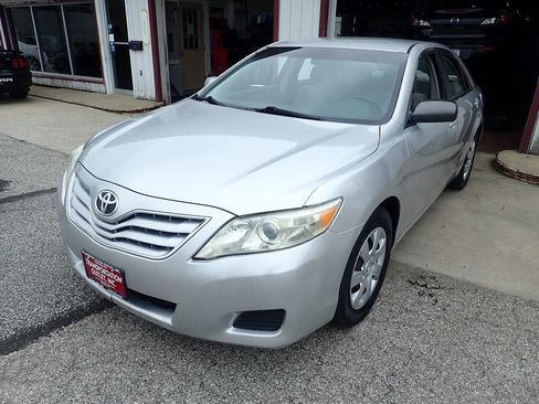 Used 2010 Toyota Camry LE image 2