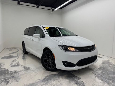 Used 2020 Chrysler Pacifica Touring w/ S Appearance Package FWD image 1