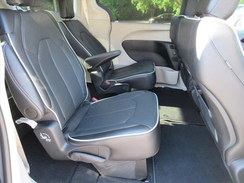 Certified 2024 Chrysler Pacifica Limited AWD/4WD image 19