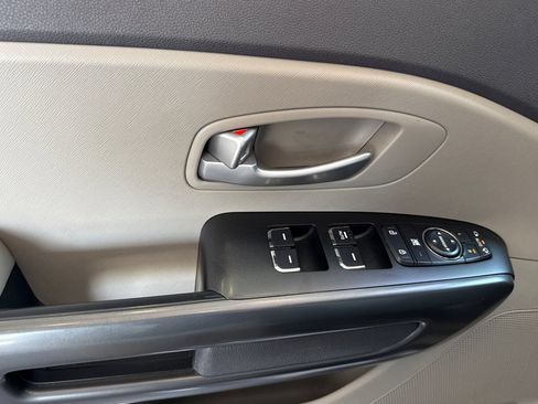 Used 2018 Kia Sedona LX w/ LX Essentials Premium Package FWD image 10