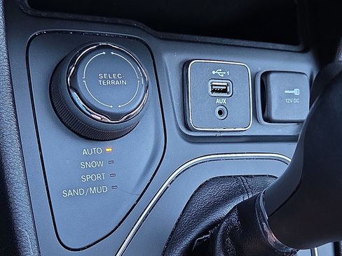 Used 2021 Jeep Cherokee Latitude Lux w/ Sun & Sound Group image 19