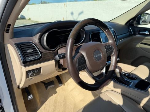 Used 2020 Jeep Grand Cherokee Overland RWD image 17