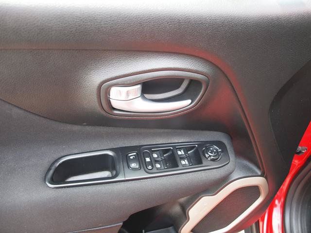 Used 2017 Jeep Renegade Latitude AWD/4WD image 8