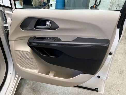 Used 2023 Chrysler Pacifica Touring-L FWD image 34