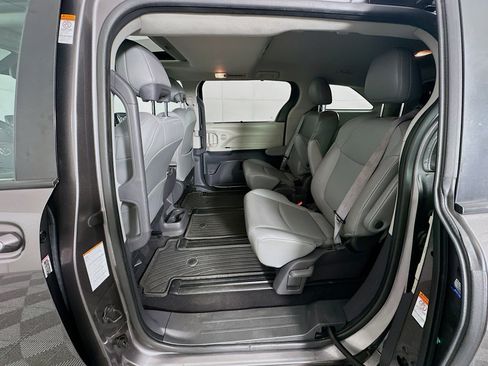 Used 2021 Toyota Sienna XLE image 28
