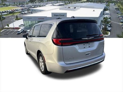 Certified 2026 Chrysler Pacifica Select FWD image 11