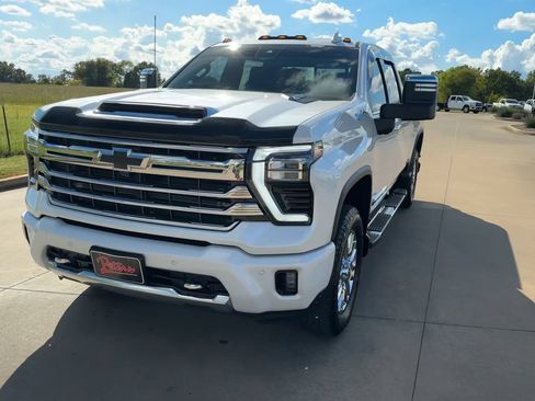 Used 2024 Chevrolet Silverado 2500 High Country w/ High Country Premium Package AWD/4WD image 2
