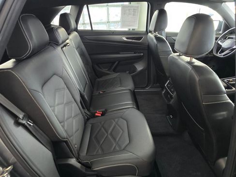 Used 2024 Volkswagen Atlas Cross Sport SE image 41