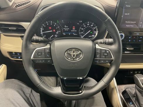 Used 2020 Toyota Highlander Limited image 13