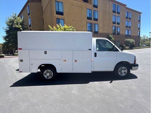 Used 2016 Chevrolet Express 3500 w/ Chrome Appearance Package RWD image 6