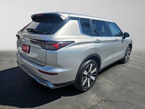 Used 2025 Mitsubishi Outlander SE AWD/4WD image 3
