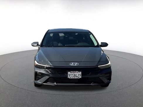Used 2025 Hyundai Elantra Limited image 4