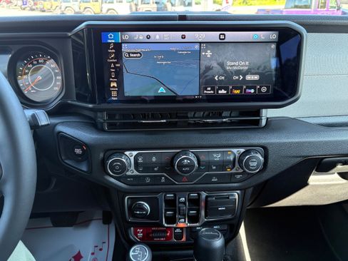 Used 2025 Jeep Gladiator Sport AWD/4WD image 19