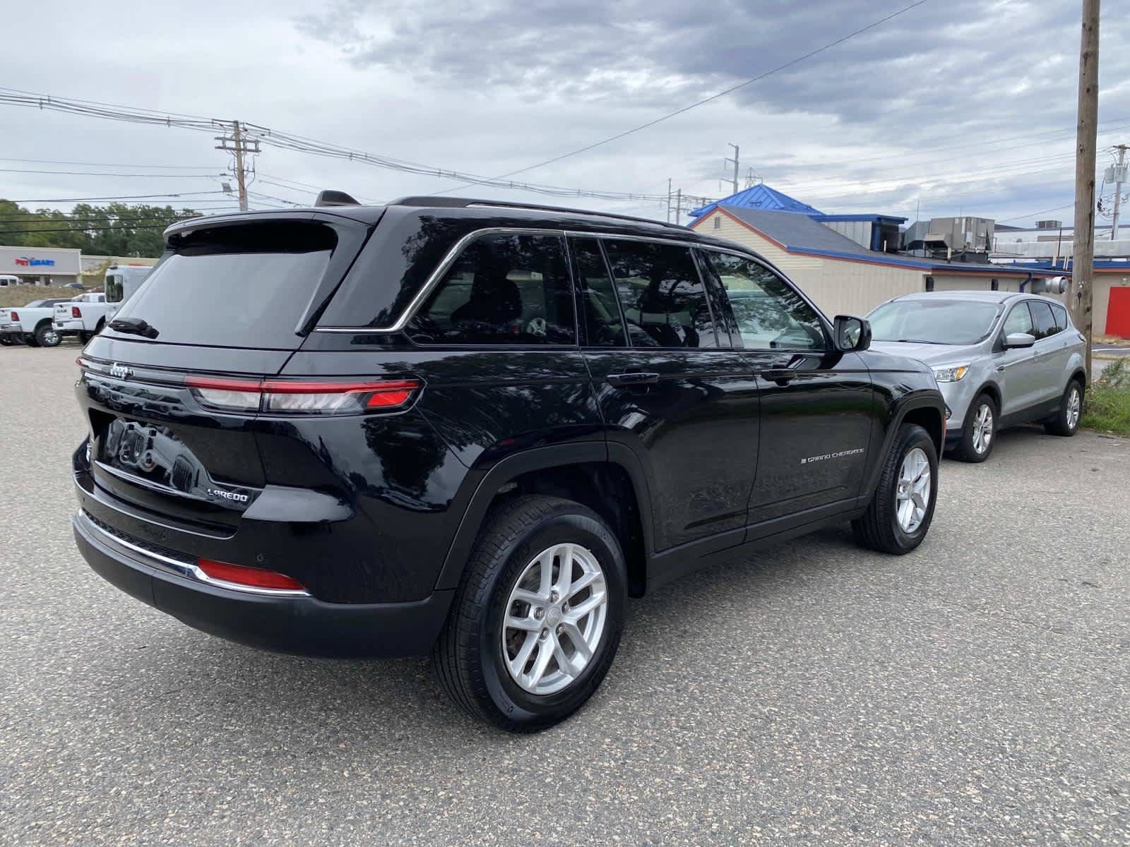 Certified 2023 Jeep Grand Cherokee Laredo X AWD/4WD image 3