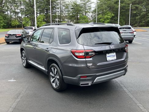 Used 2025 Honda Pilot Touring image 8