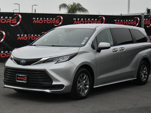 Used 2023 Toyota Sienna LE image 3