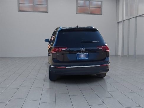 Used 2023 Volkswagen Tiguan SE image 7