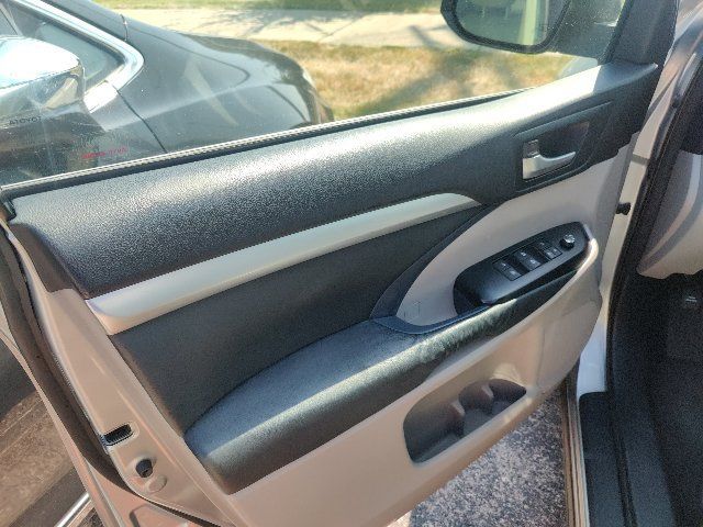 Used 2014 Toyota Highlander XLE FWD image 17