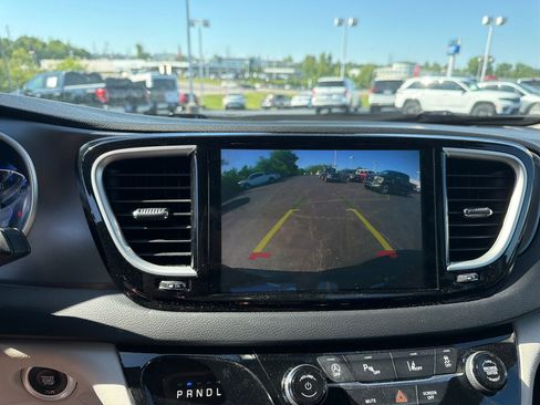 Used 2023 Chrysler Pacifica Touring-L FWD image 14