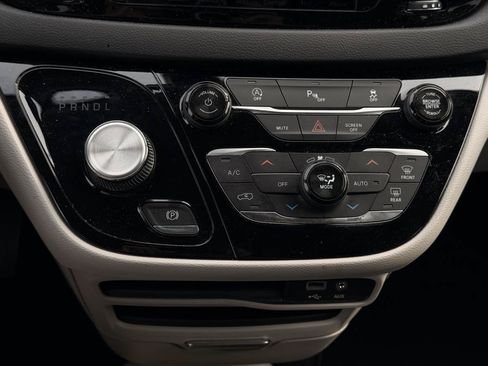 Used 2019 Chrysler Pacifica Touring-L FWD image 24