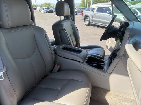 Used 2005 GMC Sierra 2500 SLT w/ Heavy-Duty Power Package AWD/4WD image 29
