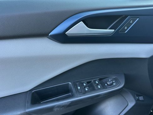 Used 2023 Volkswagen Taos SE w/ Panoramic Sunroof Package image 11