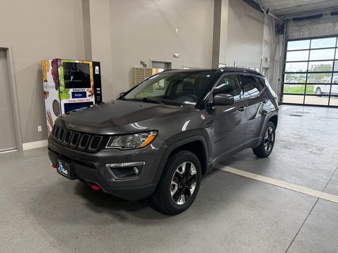 Used 2017 Jeep Compass Trailhawk w/ Leather Interior Group AWD/4WD image 2