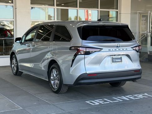 Used 2024 Toyota Sienna LE image 9