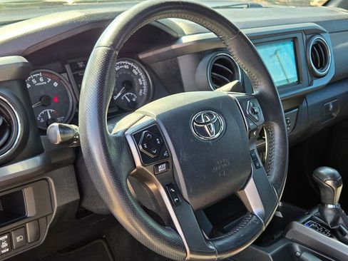 Used 2019 Toyota Tacoma TRD Off-Road w/ Technology Package AWD/4WD image 24
