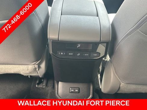 Used 2022 Toyota Highlander LE AWD/4WD image 18
