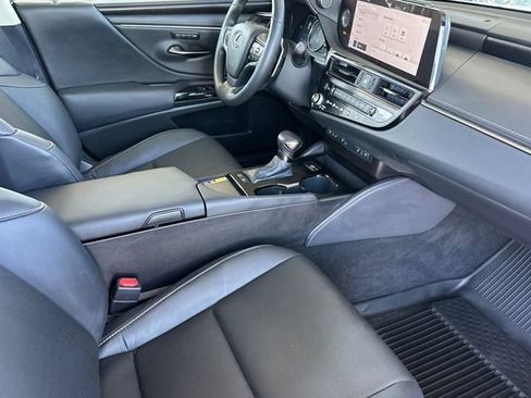 Used 2025 Lexus ES 300h w/ Premium Package FWD image 18