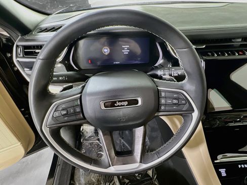 Used 2023 Jeep Grand Cherokee Limited AWD/4WD image 11