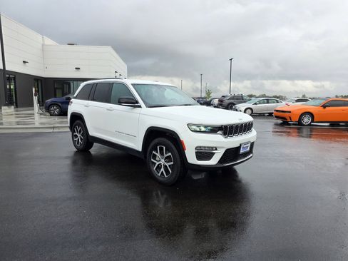 Used 2024 Jeep Grand Cherokee Limited image 3