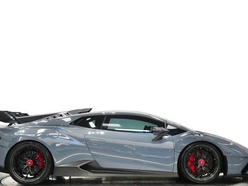 Used 2022 Lamborghini Huracan STO RWD image 2