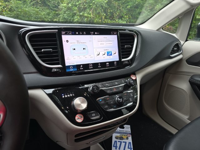Used 2024 Chrysler Pacifica Touring-L FWD image 19