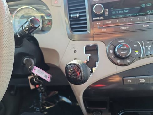 Used 2014 Toyota Sienna SE FWD image 21