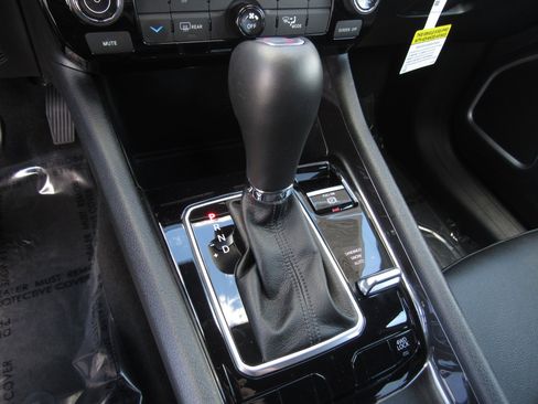 Used 2025 Jeep Compass Latitude image 21