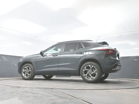 Used 2025 Chevrolet Trax LT FWD image 30