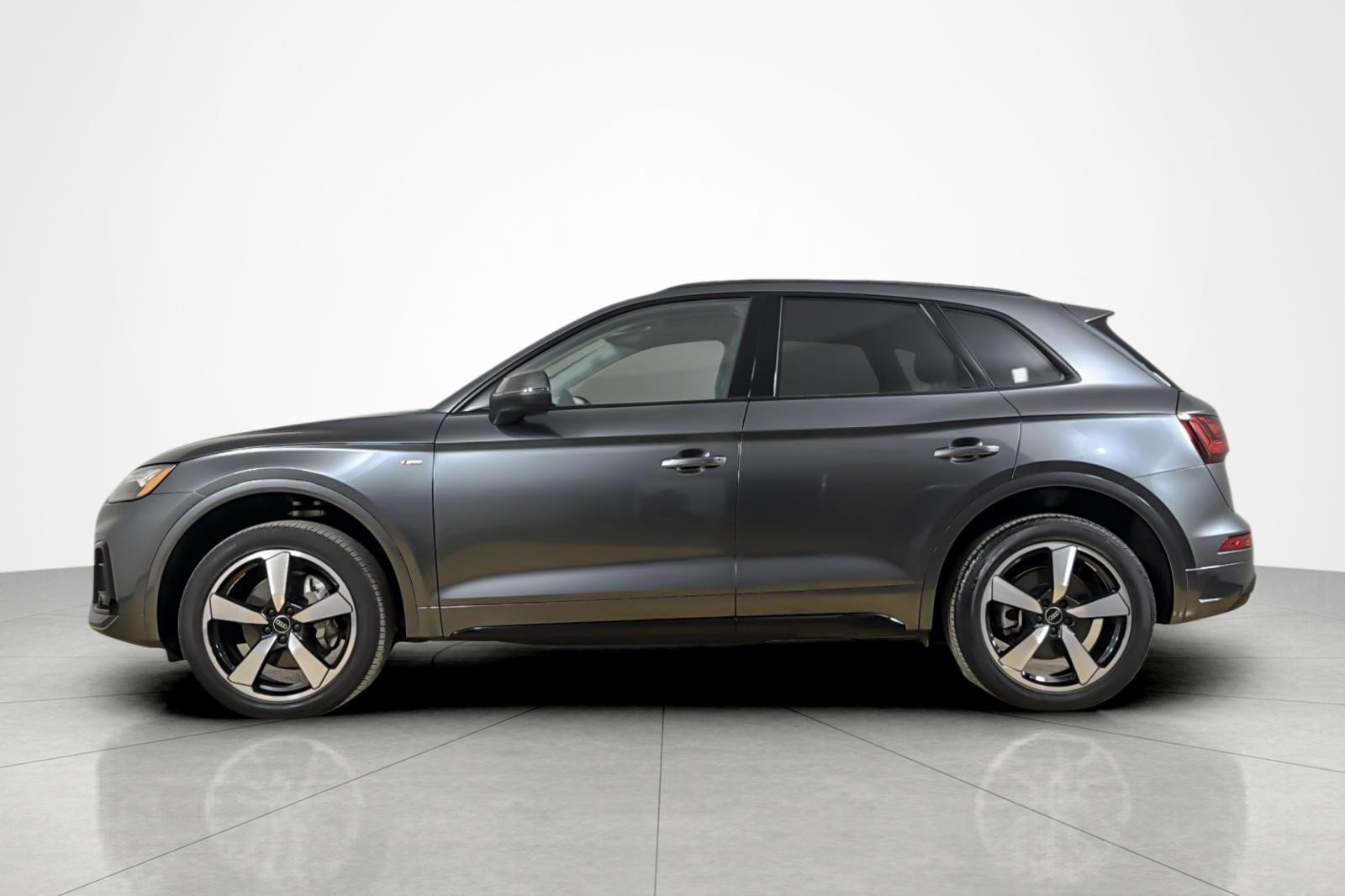 Used 2023 Audi Q5 2.0T Premium Plus w/ Premium Plus Package AWD/4WD image 2