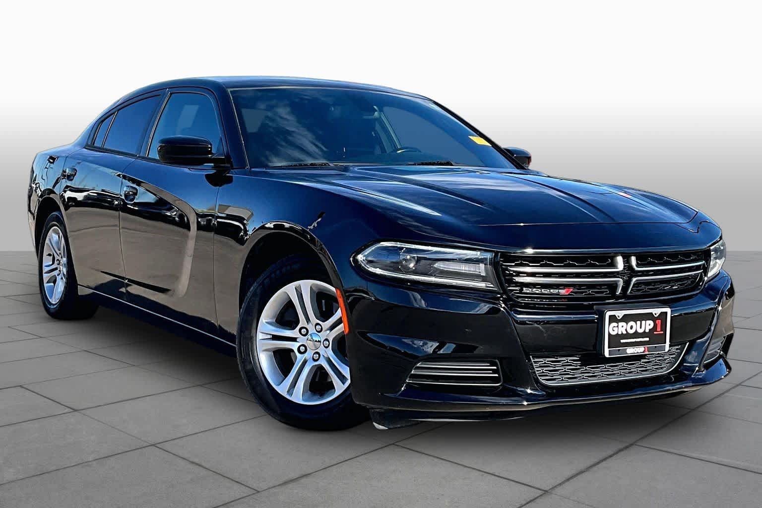 Used 2017 Dodge Charger SE RWD image 3