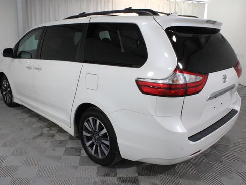 Used 2018 Toyota Sienna Limited FWD image 31
