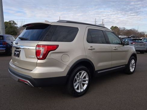 Used 2017 Ford Explorer XLT image 5