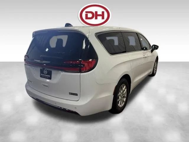 Used 2026 Chrysler Pacifica Select FWD image 11