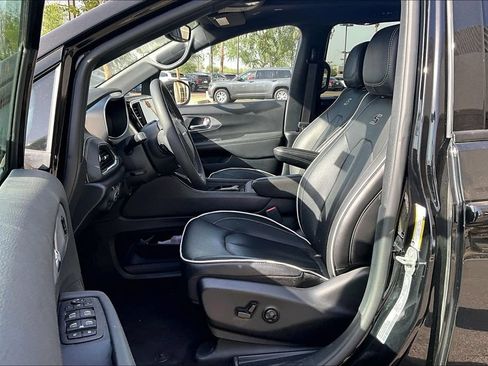 Used 2026 Chrysler Pacifica Limited w/ S Appearance Package FWD image 5