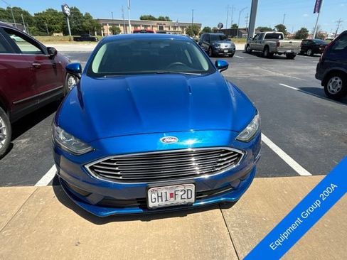 Used 2017 Ford Fusion SE w/ Fusion SE Technology Package FWD image 3