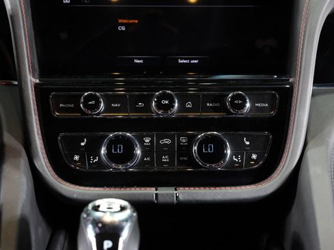 Used 2022 Bentley Bentayga AWD/4WD image 26