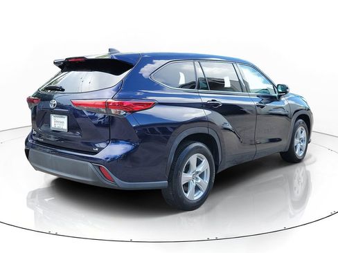 Used 2022 Toyota Highlander LE FWD image 4