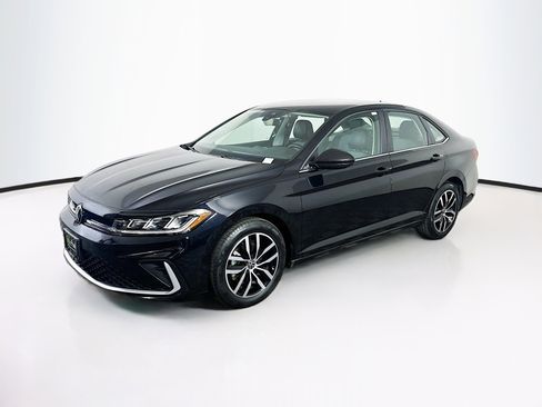 Used 2025 Volkswagen Jetta SE FWD image 3