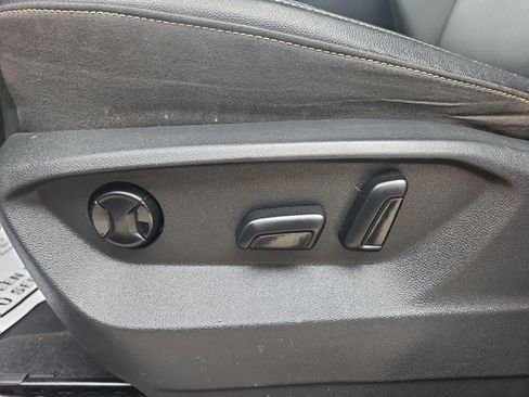 Used 2020 Volkswagen Atlas Cross Sport SE w/ Towing Package image 8