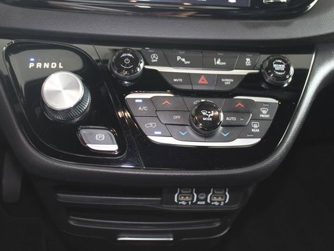 Used 2025 Chrysler Pacifica Select FWD image 44